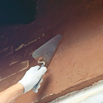 Slamma tegel: Dra av bruk med en slev Slamma tegel: Dra av bruk med en slev